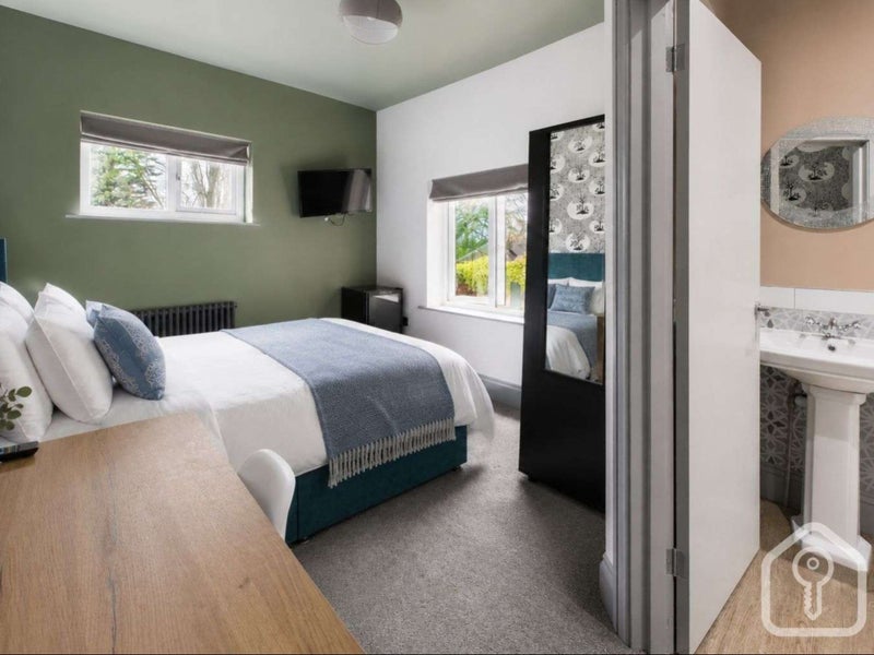 Photo 1: Room 12 - ensuite