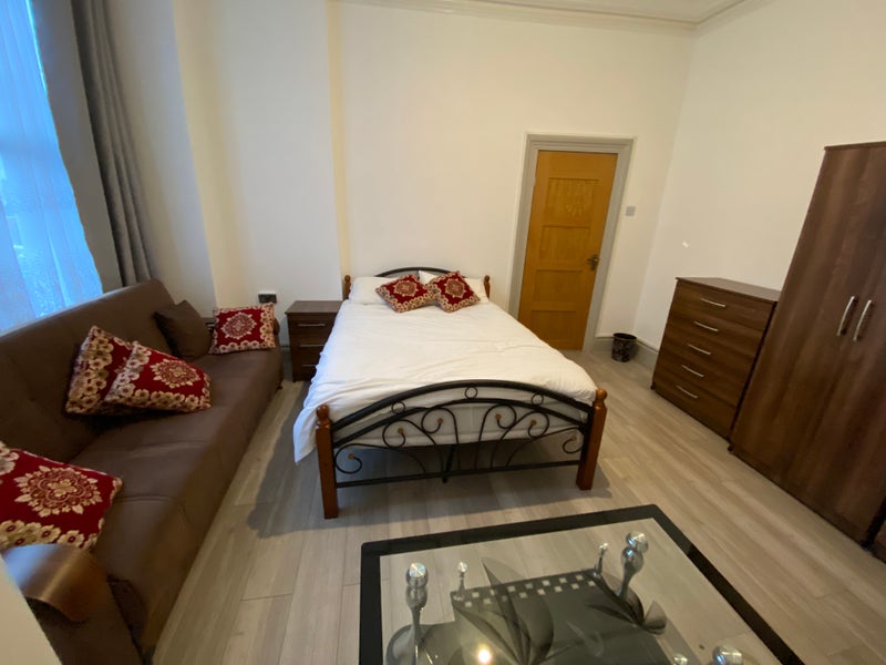 Photo 1: Room 1
