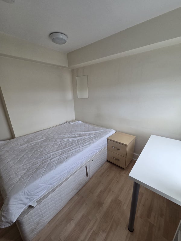 Photo 1: bedroom