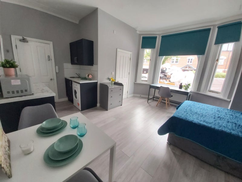 Photo 1: Room 1, En-suite room