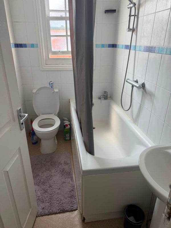 Bright, Clean & Spacious Double Room - View 5