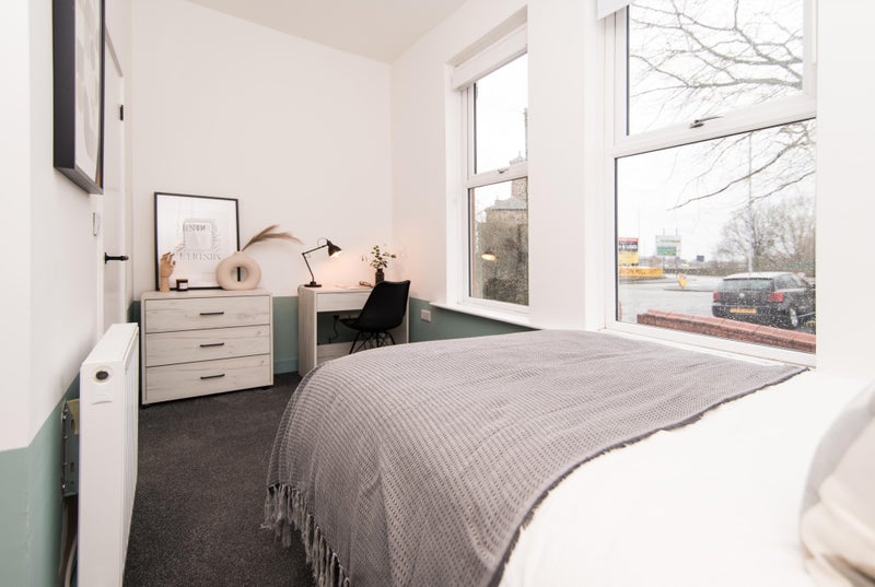 Photo 1: Room 1 Ensuite