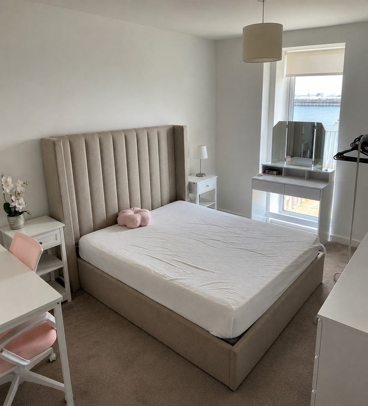 Photo 1: Double bedroom ensuite