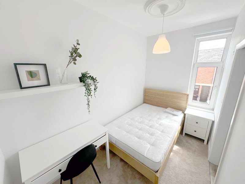 Photo 1: Bedroom