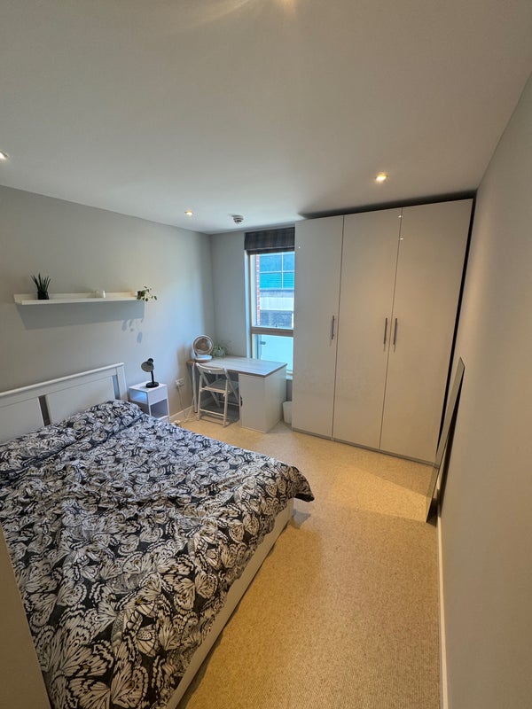 Photo 1: Bedroom