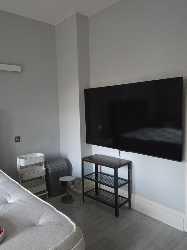 Photo 1: Tv right in the room