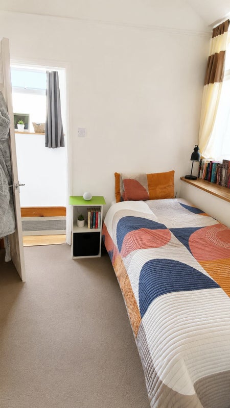 Photo 1: Single Room