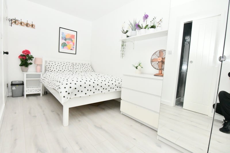 Photo 1: En-suite Double Bedroom 