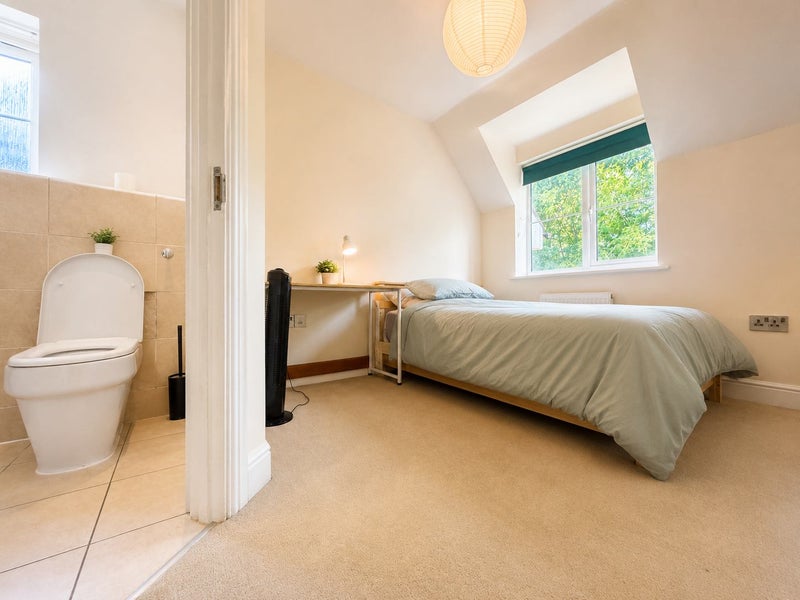 Photo 1: ensuite bedroom