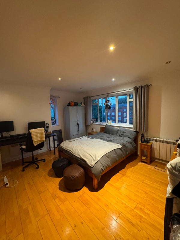 Photo 1: Huge, double aspect room, top floor