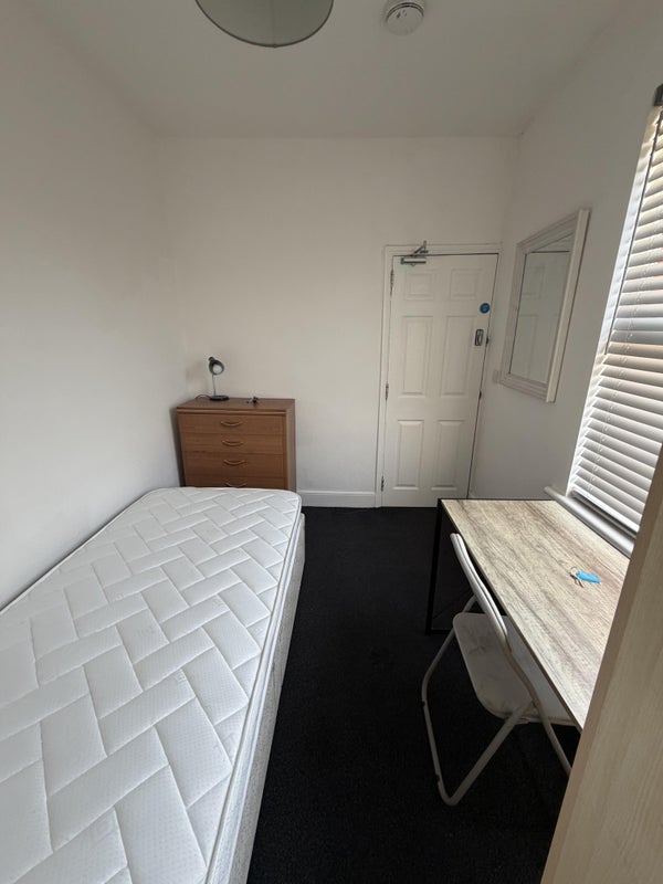Apartment in Northampton, Semilong - View 2