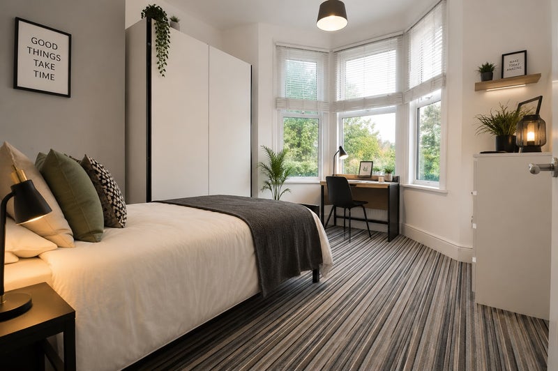 Photo 1: Room 4