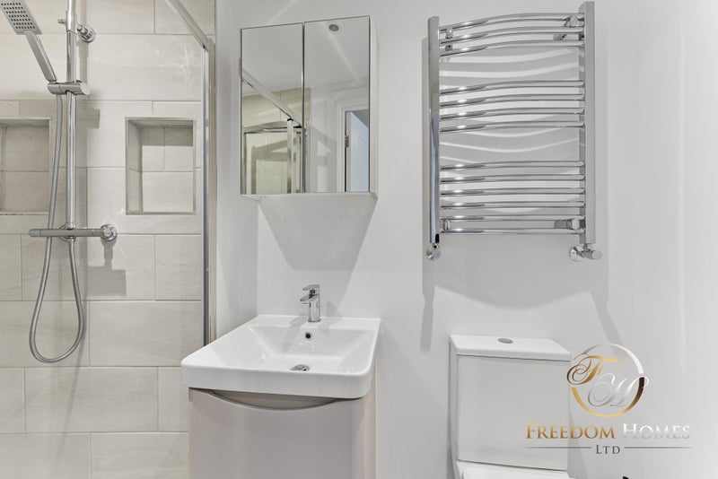 Photo 1: Room 1 - En Suite