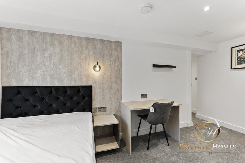 Photo 1: Room 1 - En Suite