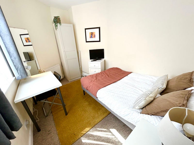 Photo 1: Room 4