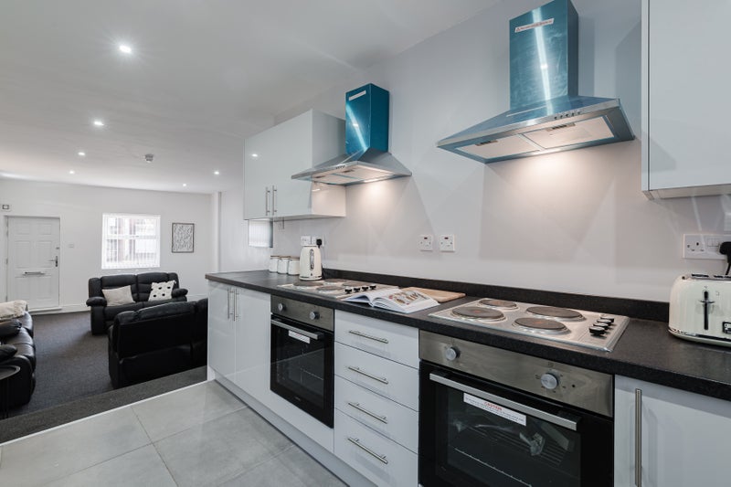 Photo 1: Kitchen 