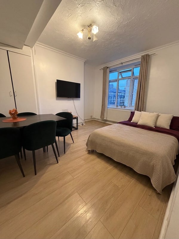 Photo 1: Master room