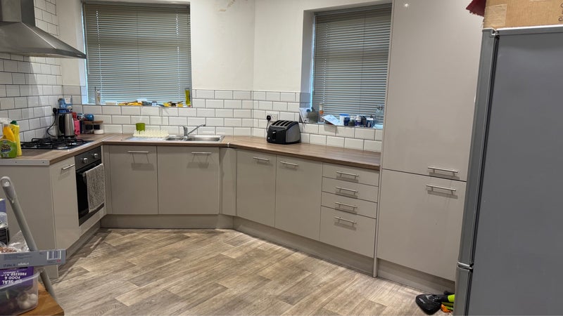 Photo 1: kitchen