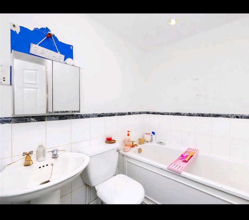 Photo 1: Bathroom bath and shower 