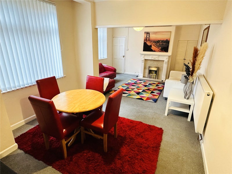 Photo 1: Lounge/Diner