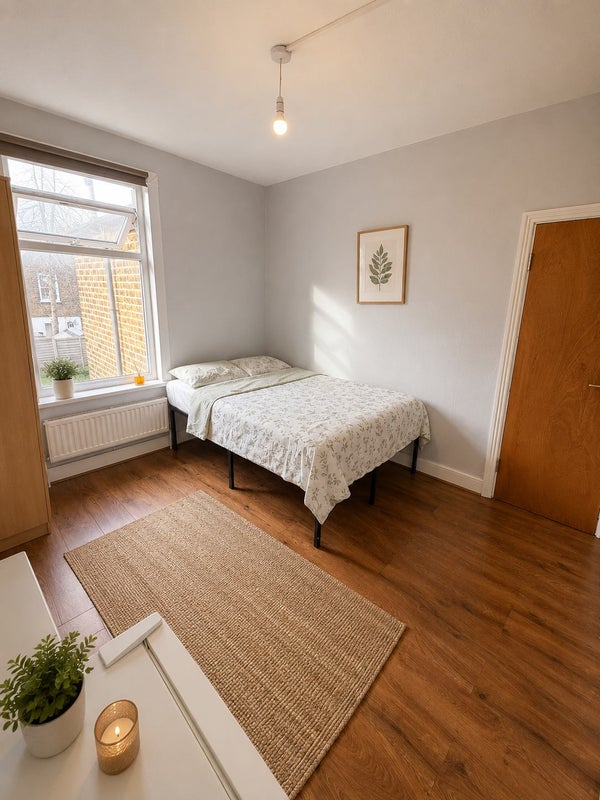 Photo 1: Bedroom