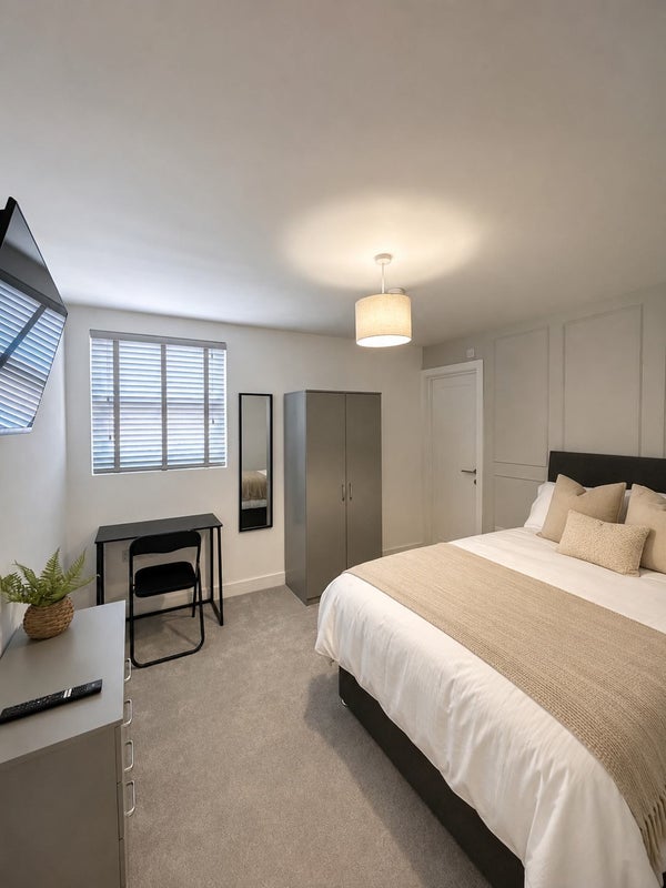 Photo 1: Bedroom