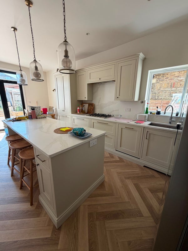 Photo 1: Kitchen/dining area