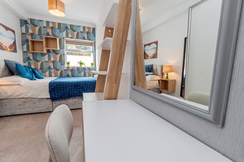 En-suite Large Double Room I All bills Included - View 4