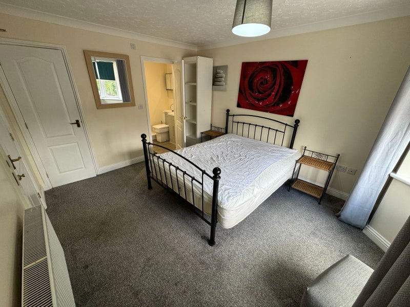 Photo 1: Room 5