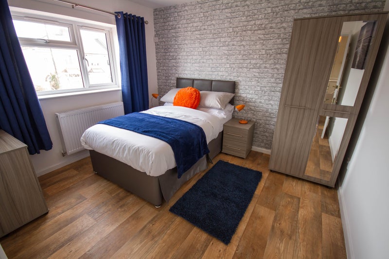 Large Double Bedroom in Kingswood, Kingswood