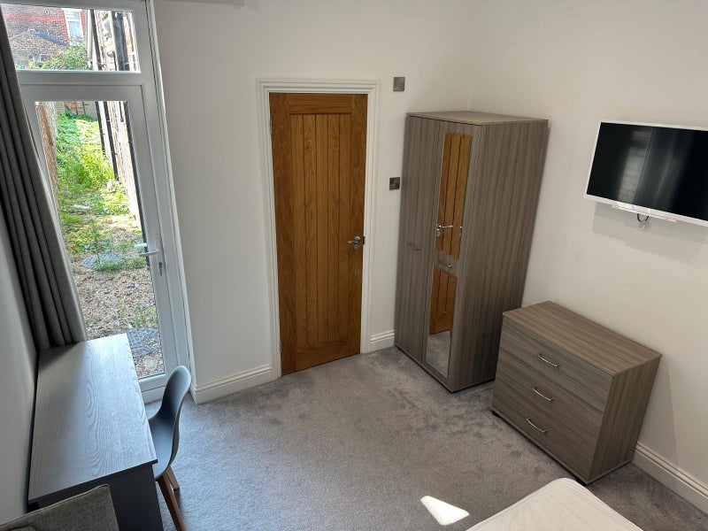Photo 1: Room 2