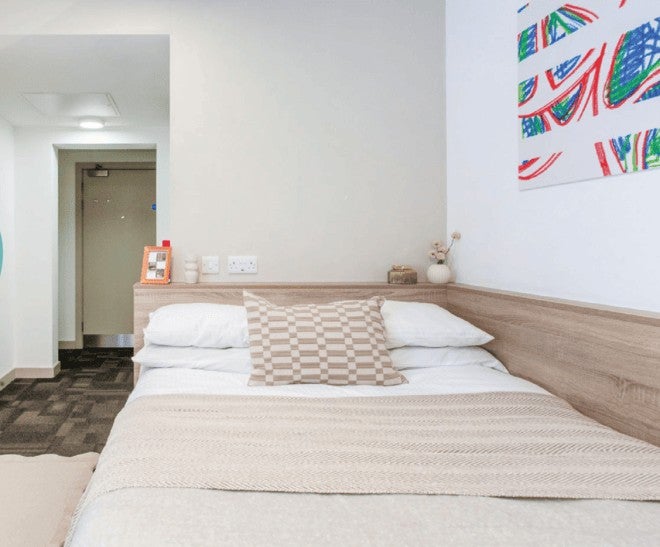Photo 1: Ensuite Studio