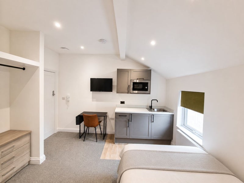 Photo 1: Studio 6 En Suite