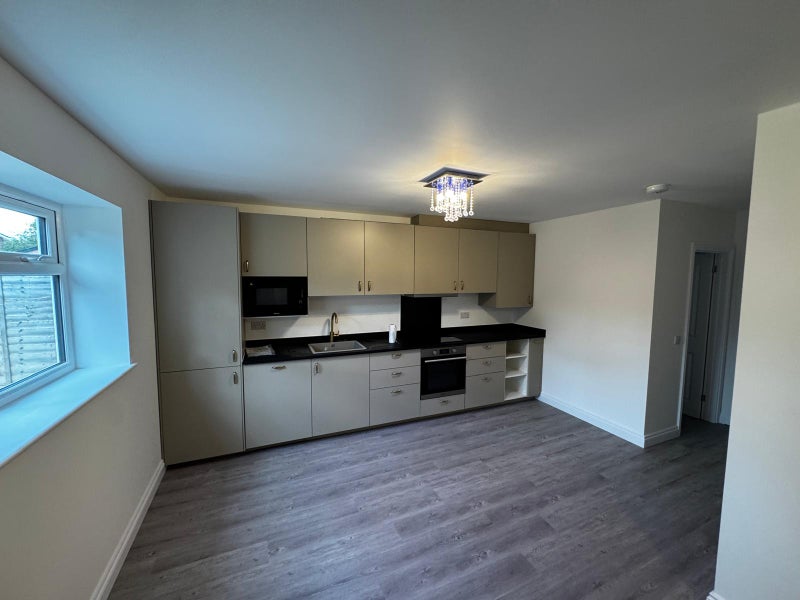 Photo 1: kitchen