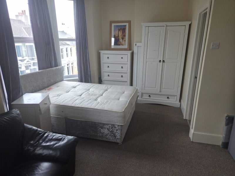 Photo 1: Sunny, airy double room