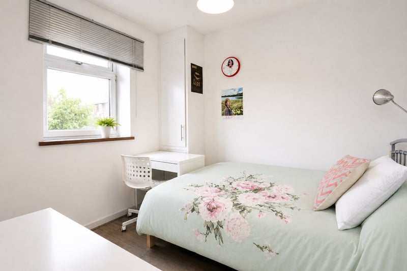 Photo 1: Bedroom 1