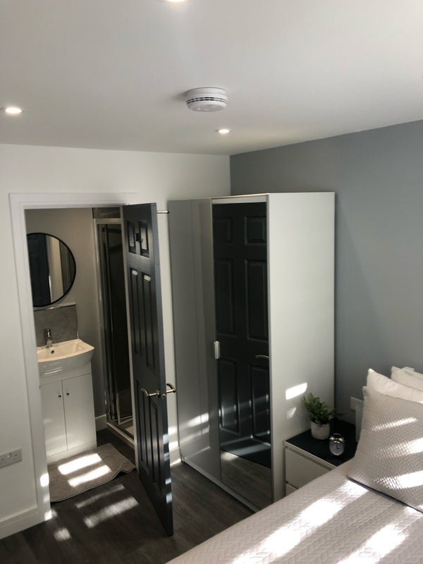 Apartment in Crawley, West Sussex - View 6