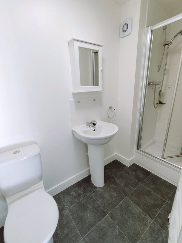 Double Room with en-suite for female lodger - View 4
