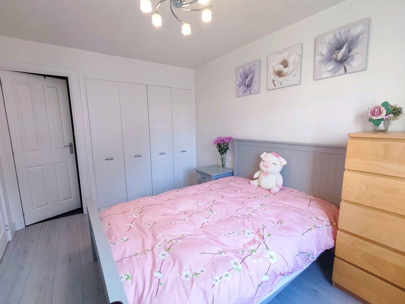Double Room with en-suite for female lodger - View 2