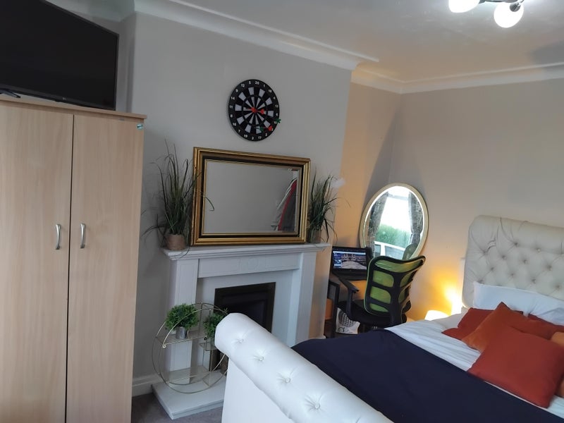 Photo 1: Spacious & professional