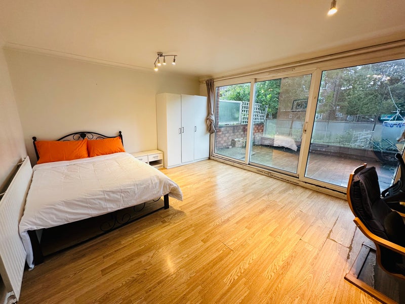 Photo 1: Room 1 