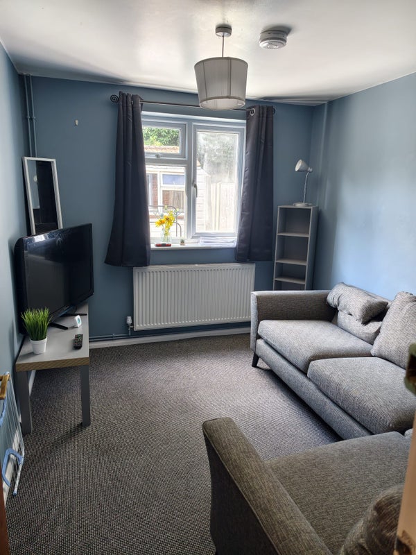 Photo 1: Lounge
