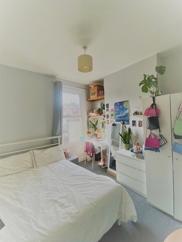 Photo 1: Bedroom 1