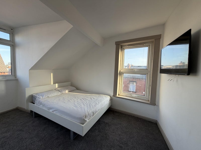 Apartment in Leeds, West Yorkshire - View 2