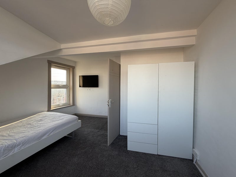 Apartment in Leeds, West Yorkshire - View 4