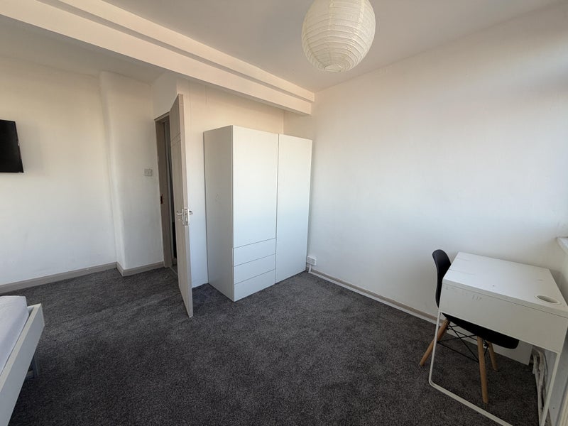 Apartment in Leeds, West Yorkshire - View 6