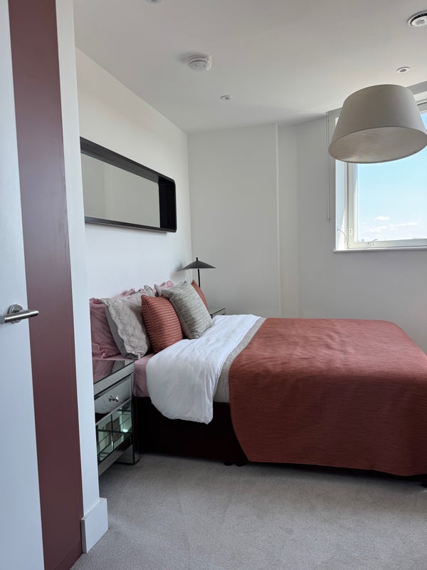 Photo 1: Double bedroom 