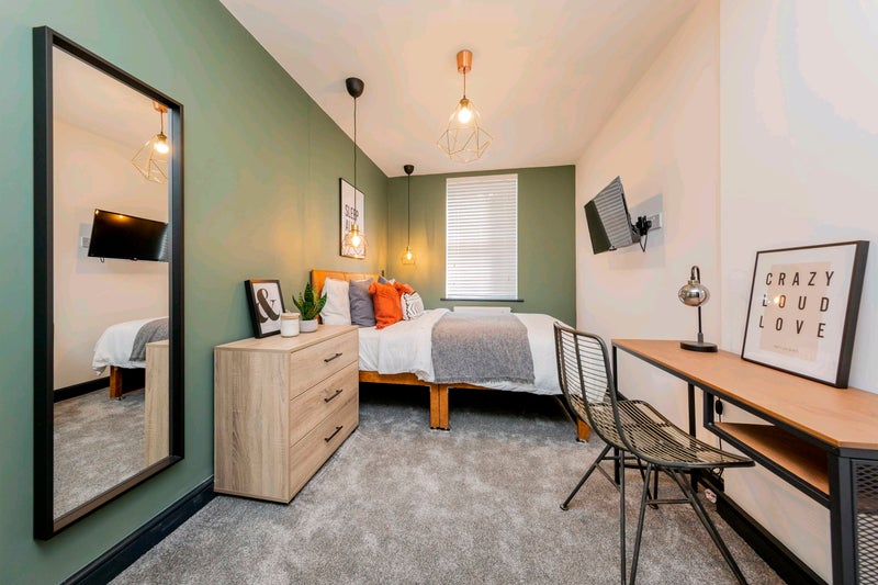 Photo 1: GORGEOUS DOUBLE ROOM - £700 - available mid August