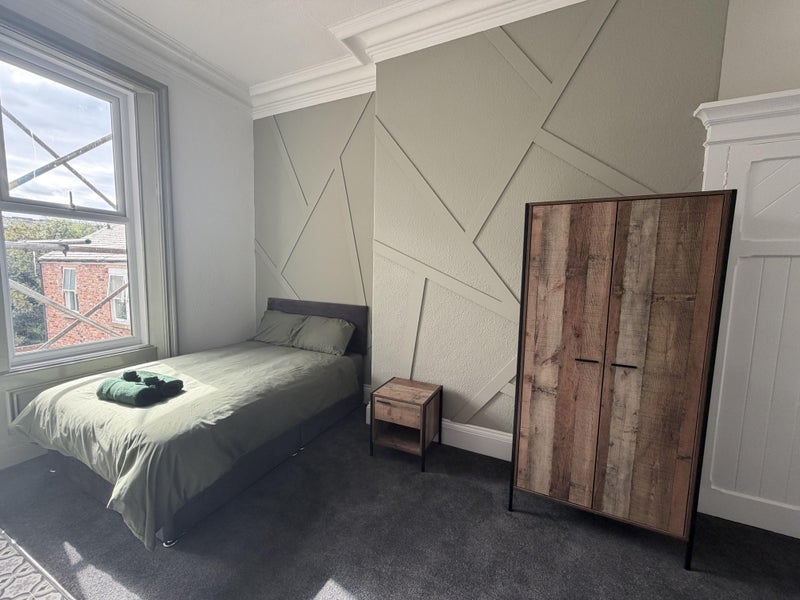 Photo 1: Bedroom
