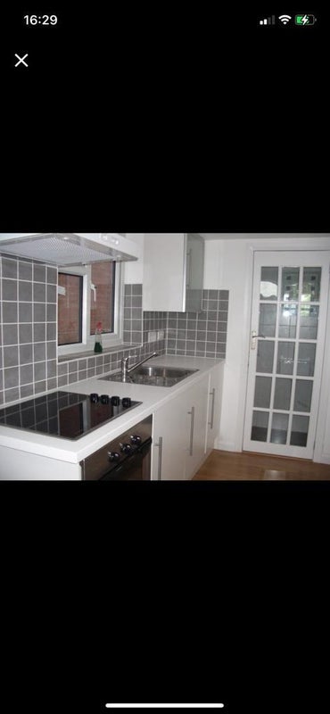 Photo 1: Studio